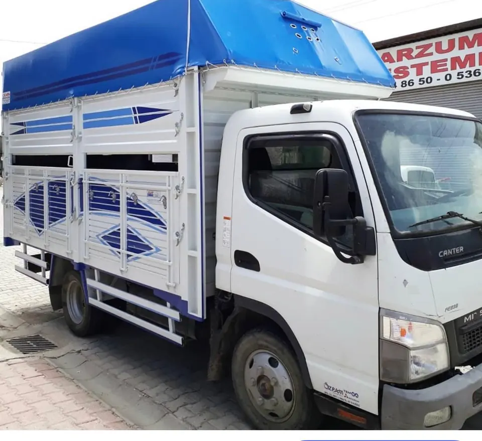 Hayvan taşıma kasalı kamyonun mavi branda örtüsü, yandan görünüm