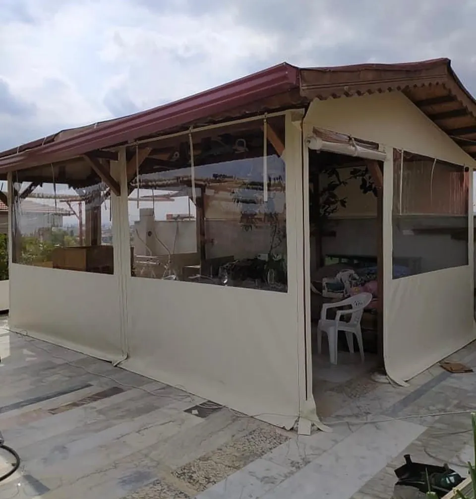 İscehisar'da kiremit çatılı verandanın şeffaf branda ile kapatılması