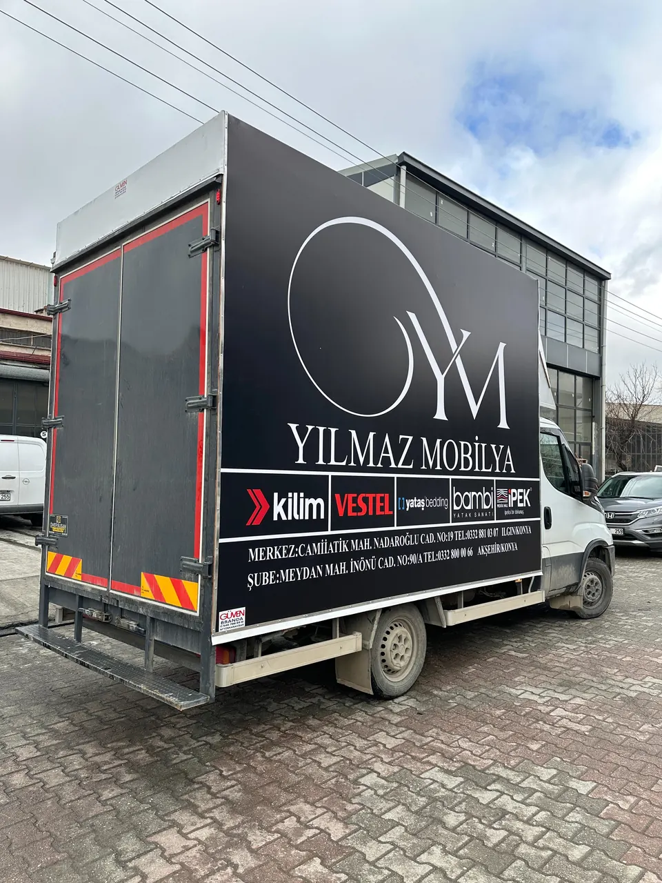 Logo baskılı kamyon kasa brandasının arkadan görünümü