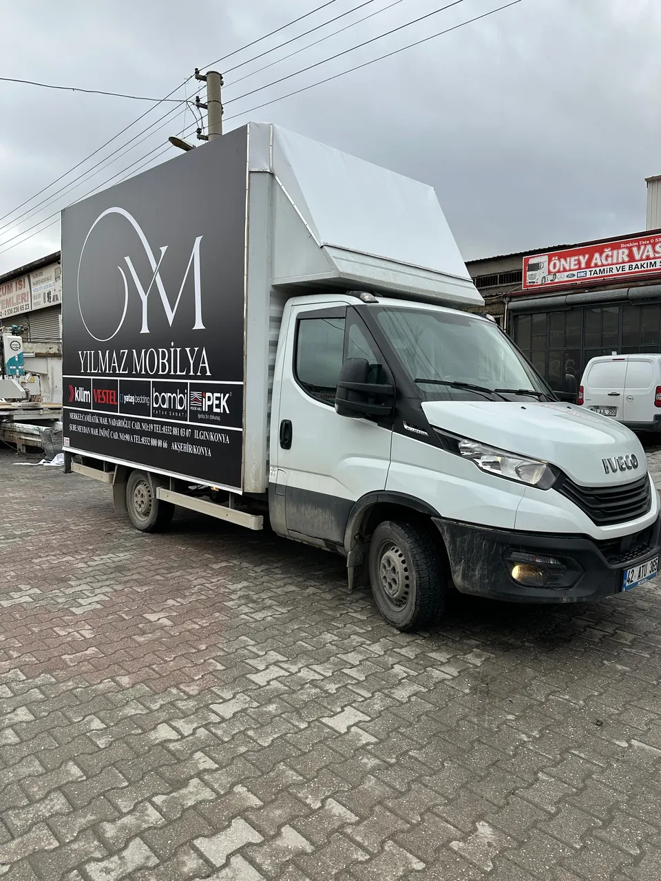 Mobilya dağıtım kamyonunun kasasına dikilen, firma logosu baskılı branda