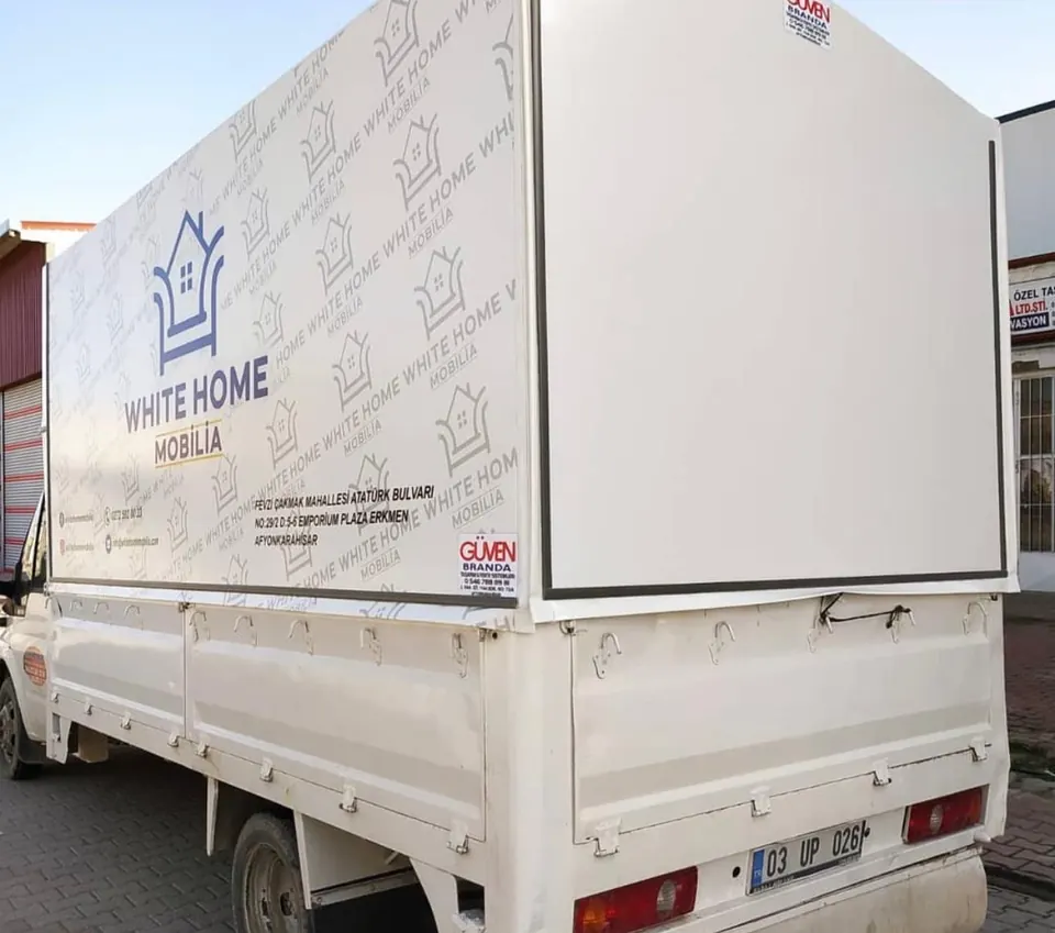 Afyon 2. Küçük Sanayi Sitesi'nde baskılı beyaz kamyonet kasa brandası