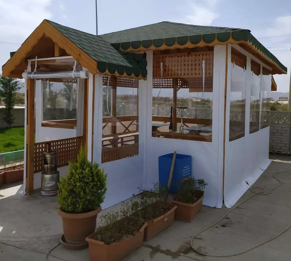 Afyon Organize Sanayi'de ahşap kameriyenin şeffaf ve beyaz branda ile kış bahçesine dönüştürülmesi