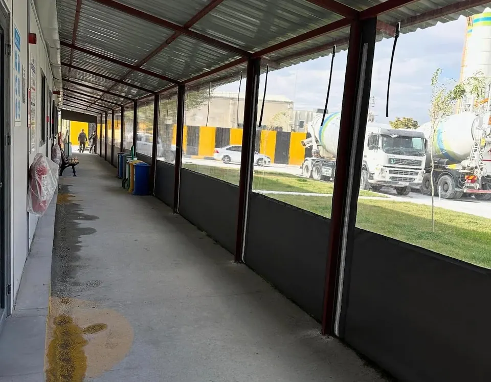 Branda yan kapamalı çelik sundurmanın içeriden görünümü